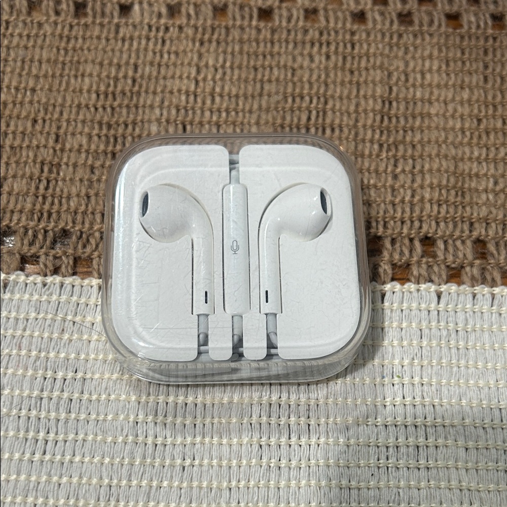 White Apple wired Earbuds with Case NWOT